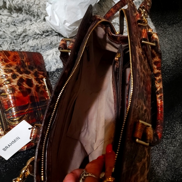 Brahmin Small finley and matching wallet - Picture 3 of 10